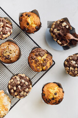 Vista aerea de muffins de chocolate crumble de pera arandonos y vainilla con chisp de chocolate