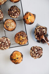 Vista aerea de muffins de chocolate crumble de pera arandonos y vainilla con chisp de chocolate