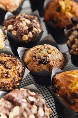 Vista aerea de muffins de chocolate crumble de pera arandonos y vainilla con chisp de chocolate