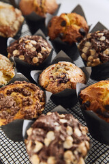 Vista aerea de muffins de chocolate crumble de pera arandonos y vainilla con chisp de chocolate