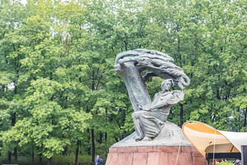 Obraz premium Frederic Chopin Monument at Lazienki Park in Warsaw, Poland