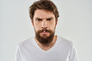 Obraz premium emotional man with a beard gesturing with his hands close-up studio aggression