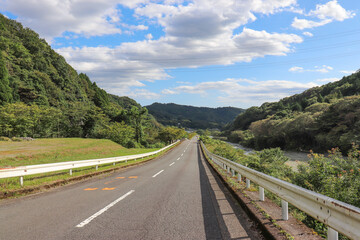 Fototapeta premium 中津川沿いの県道（神奈川県松田町寄）