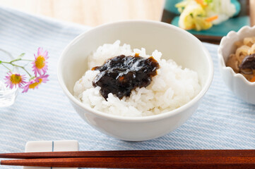 海苔の佃煮をのせたご飯