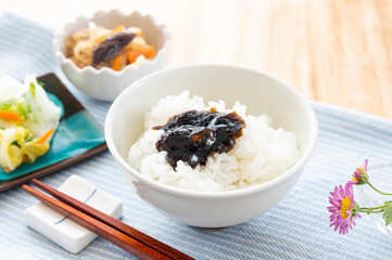 海苔の佃煮をのせたご飯