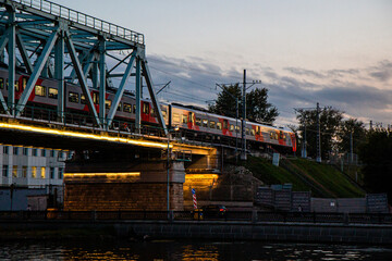 Obraz premium train on the bridge evening bottom view