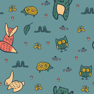 Seamless pattern with doodle woodland animals on green background. Vector illustration.