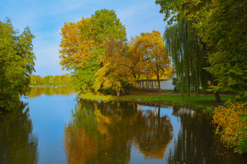 Fototapeta na wymiar Castle pond in Chemnitz, Germany with beautiful fall season foliage reflected in its calm waters.