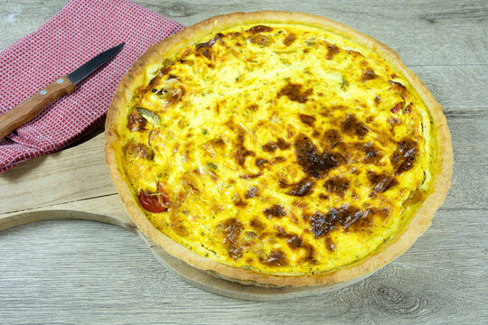 quiche aux l&eacute;gumes et poulet sur une table