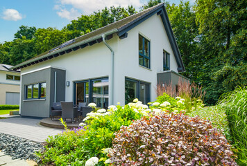 Modernes Einfamilienhaus mit Garten