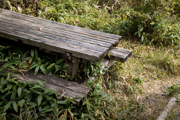 Naklejka premium 古びた木製のテーブルと椅子 山の休憩所 