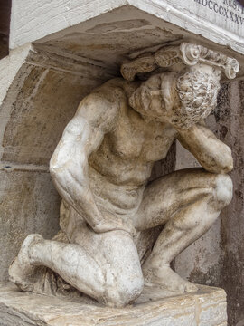 The Hunchback of Rialto (Gobbi di Rialto) in the Campo San Giacomo is a statue of a kneeling figure supporting a staircase leading to a column - Venice, Veneto, Italy