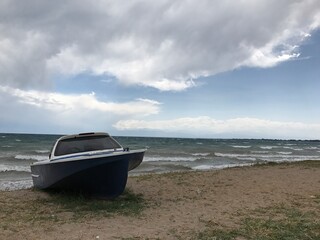 Naklejka premium boat on the beach