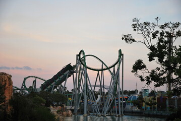 Achterbahn im Sonnenuntergang, Orlando, Florida