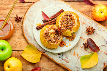 Baked apples with caramel sauce