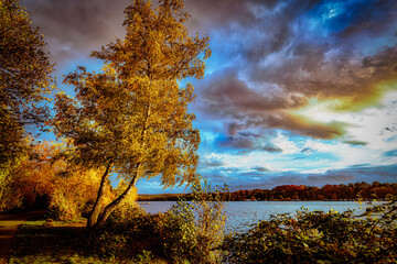 Herbst stimmungsvolle Landschaft am Baldeneysee mit Wolken
