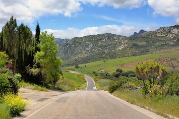 Die Straße und die weite Landschaft