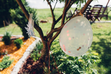 Balon i podwiązka na drzewie