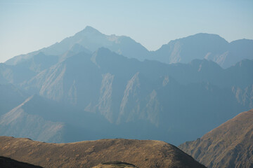 Fototapeta na wymiar mountains in the morning smog