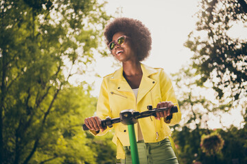Portrait of her she nice-looking attractive pretty lovely cheerful trendy wavy-haired girl wearing...