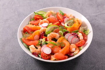 shrimp and smoked salmon salad with tomato, lettuce and radish