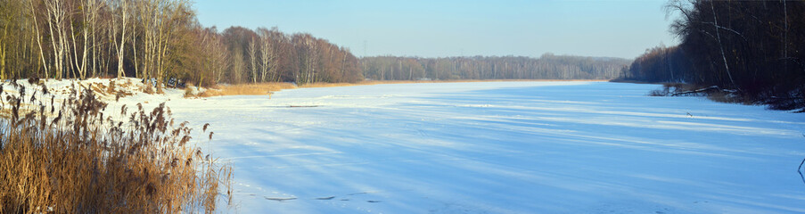 Zamarznięte jezioro pokryte śniegiem. Rogoźnik. Panorama. - obrazy, fototapety, plakaty