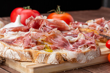 Tostas de jamón con aceite de oliva