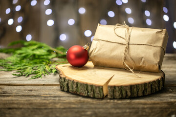 Boże Narodzenie & Nowy rok, prezent z dekoracją świąteczną na stole i podstawką z drzewa. - obrazy, fototapety, plakaty