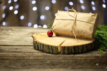 Fototapeta Boże Narodzenie & Nowy rok, prezent z dekoracją świąteczną na stole i podstawką z drzewa. obraz