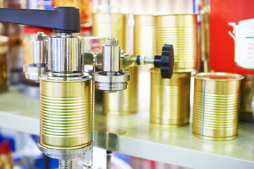 Automatic seamer for metal cans