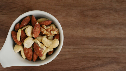 器に入った素焼きのミックスナッツ - 無塩無添加アーモンド･カシューナッツ･くるみ･マカデミアナッツ