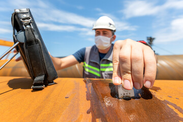 The non-destructive tester is inspection to welds of pipeline. 
