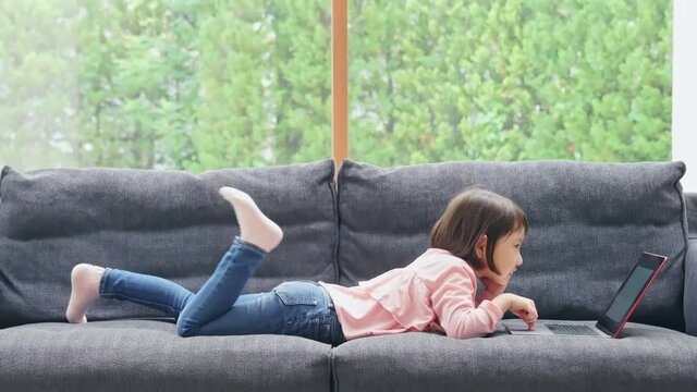 パソコンを見る女の子