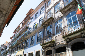 Fototapeta na wymiar facade of the building in Porto