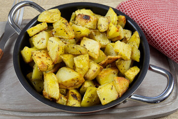 plat de pommes de terre sautées sur une table	
