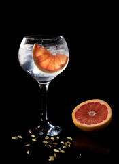 Gintonic de pomelo con pomelo de decoración