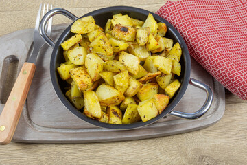 plat de pommes de terre sautées sur une table	