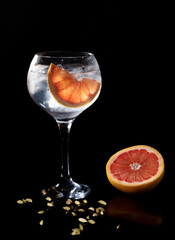 Gintonic de pomelo con fondo negro