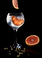 Gintonic de pomelo de decoración con el pomelo haciendo ver que se cae