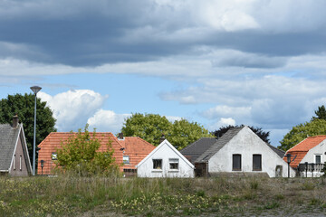 Fototapeta na wymiar tiny houses behind dyke of river Rhine 