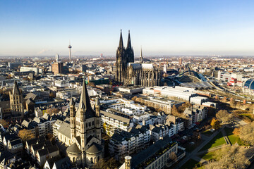 Der Kölner Dom aus der Vogelperspektive. 