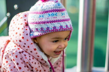 Niña disfrutando de la naturaleza y columpios