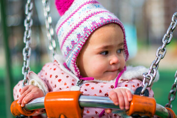 Niña disfrutando de la naturaleza y columpios