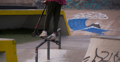 Trottinette sur rampe de skatepark