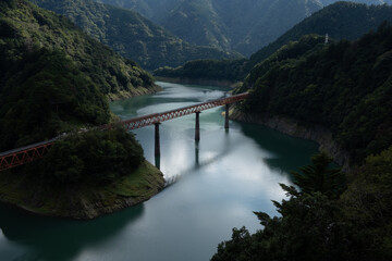 Fototapeta na wymiar 渓谷の橋