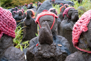 赤い帽子をかぶった地蔵　祈り