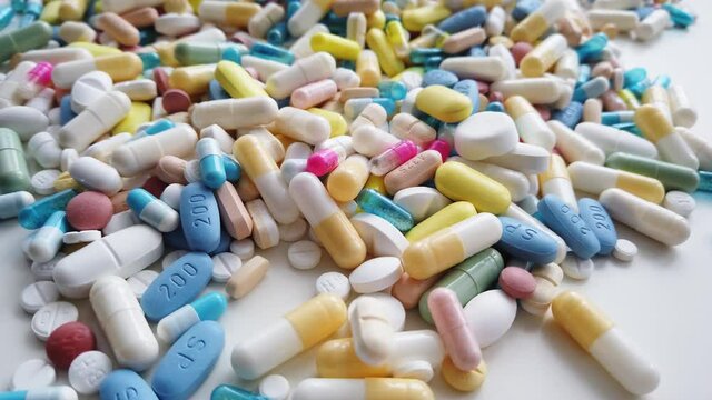 Assortiment de m&eacute;dicaments sur fond Blanc