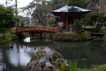日本の赤い寺と橋