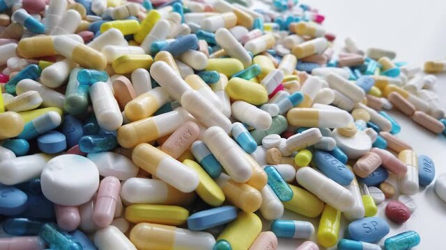 Assortiment de m&eacute;dicaments sur fond Blanc