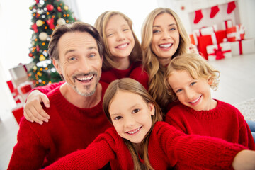 Obraz na płótnie Canvas Closeup selfie photo of full big family five people meeting three little kids embrace toothy beaming smiling wear red jumper in living room x-mas tree garland gift boxes indoors